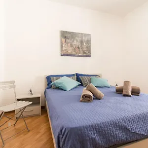 Center - The House Of Travelers Appartement